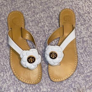 Tory Burch patent leather Breely flower sandals Sz 10 EUC 🔥🌸💮 fit like a sz 9